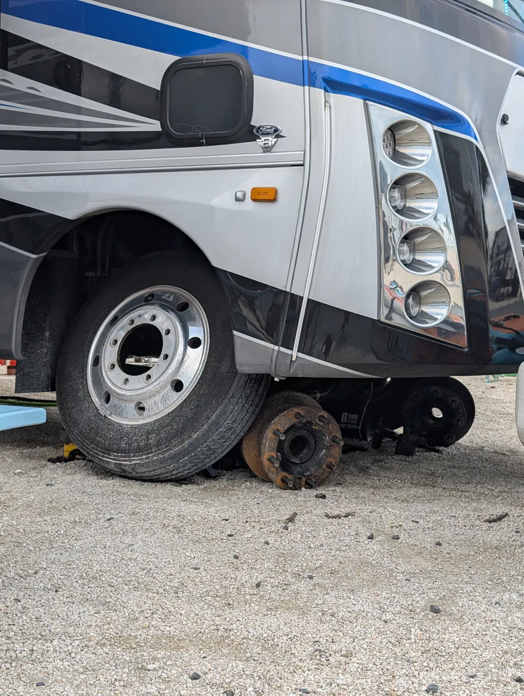 Nothing to see here&mldr; Just some totally normal wheels that aren&rsquo;t at all pretending to be attached to the vehicle, and definitely aren&rsquo;t trying to hide the entire steering system that&rsquo;s definitely not just all sitting in the gravel in pieces.